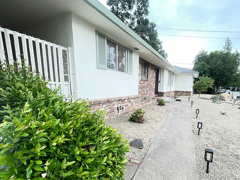 6001 S Land Park Dr — Photo 2