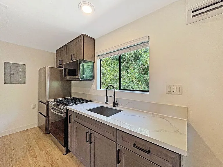 3091 Boundary St — Photo 4