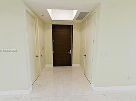 15901 Collins Ave