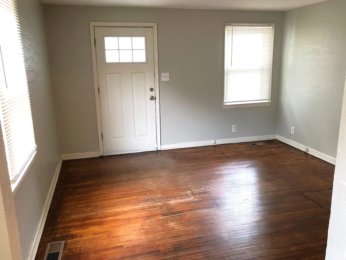 Living Room, Hardwood flooring - 770 Ottawa St
