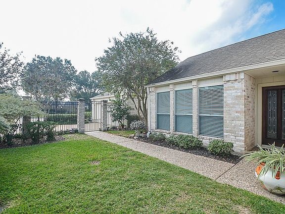 4th image of 2911 Country Club Blvd