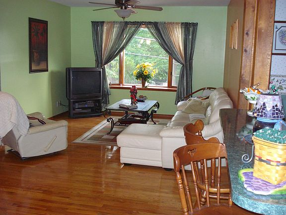 Family Room w/gleaming hardwood facing bay window