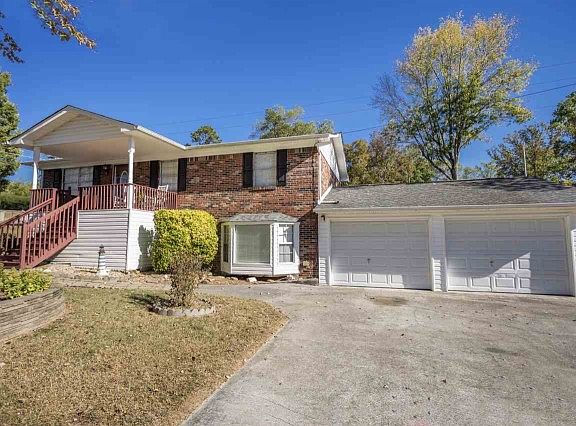 2nd image of 3820 Chip Dr NE