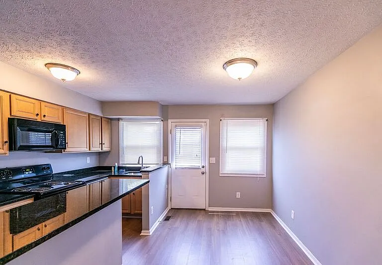 1098-1100 Highland St #1098 — Photo 5