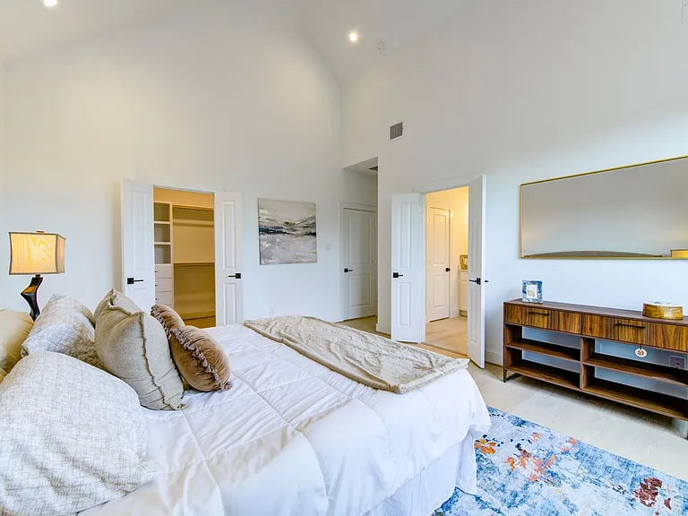 2310 Reinerman St — Photo 35