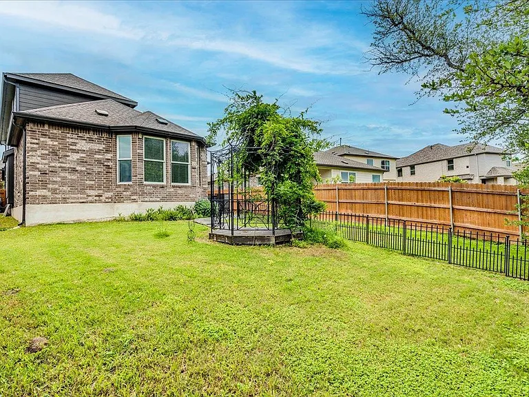 8008 Prairie Rye Dr — Photo 31