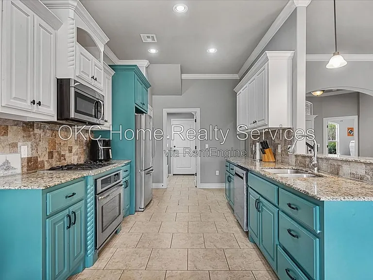 625 NE 23rd St — Photo 25