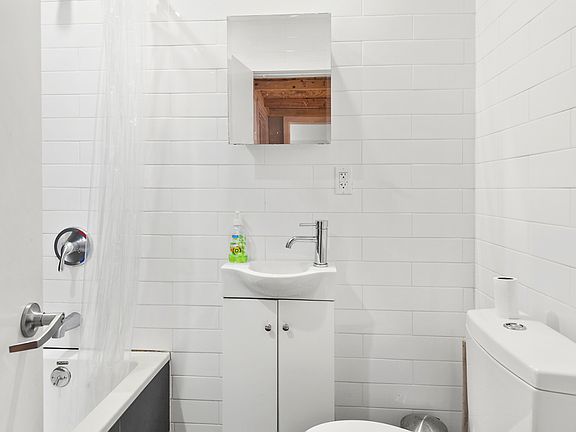4th image of 240A Vernon Ave