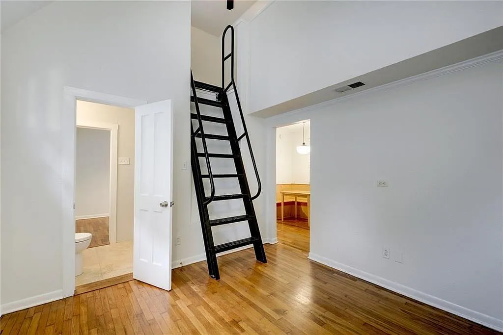 2 bed, 1.0 bath, 798 sqft, $1,600 — Photo 1