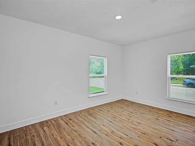 1203 W 6th St — Photo 31