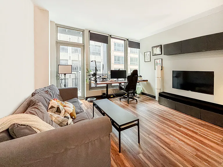 565 W Quincy St #802 — Photo 5
