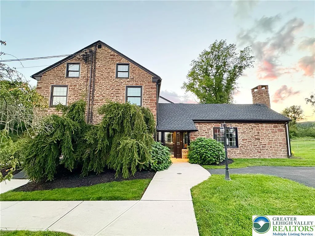 4 bed, 3.5 bath, 4383 sqft, $3,500 — Photo 2