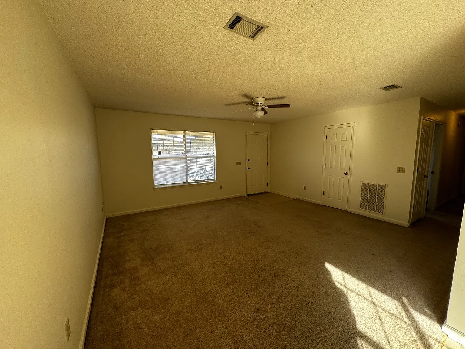 3 bed, 2.0 bath, 1162 sqft, $1,400 — Photo 3