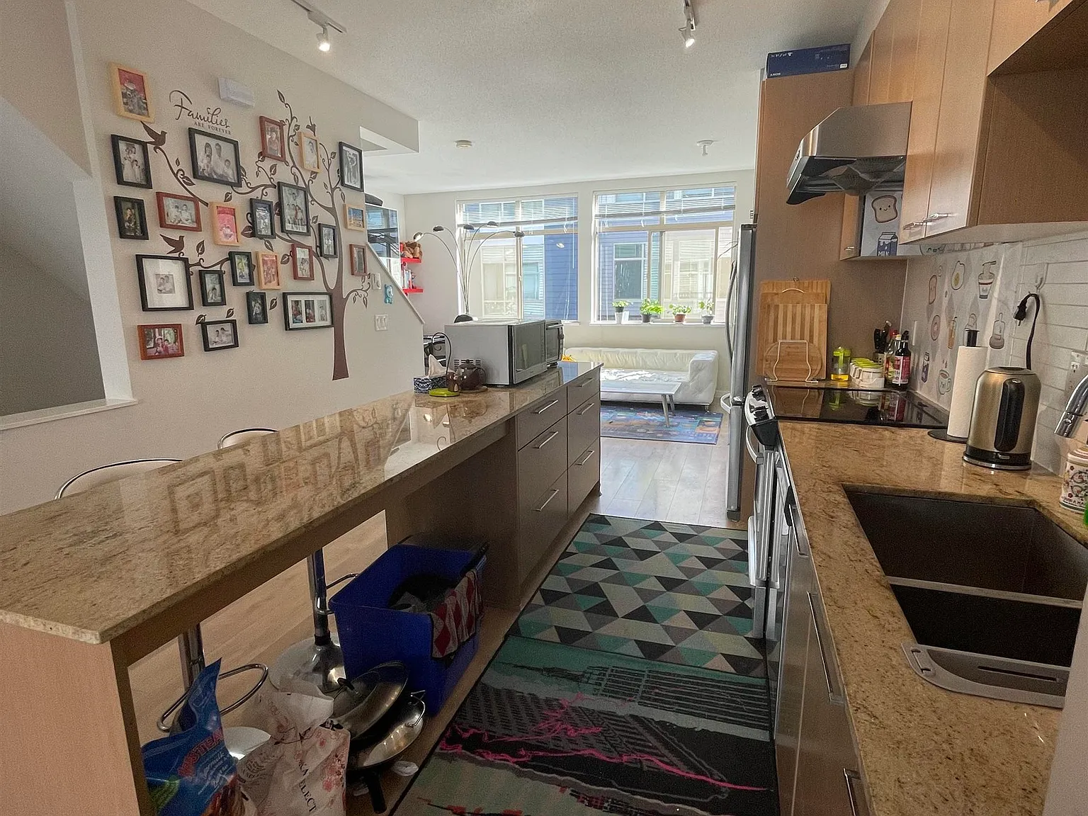 3 bed, 1200 sqft, $2,800 — Photo 2