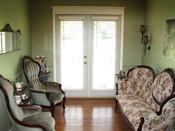 Breakfast nook (coffee/tea room), recessed lighting, great view of backyard