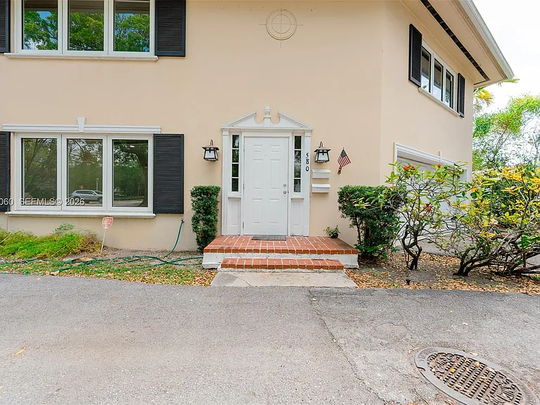 580 University Dr #2 — Photo 3