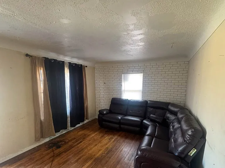 711 W Dewey St — Photo 4