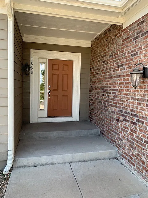 4 bed, 4000 sqft, $3,800 — Photo 2