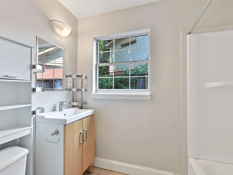 326 Mathews Ave #B — Photo 12