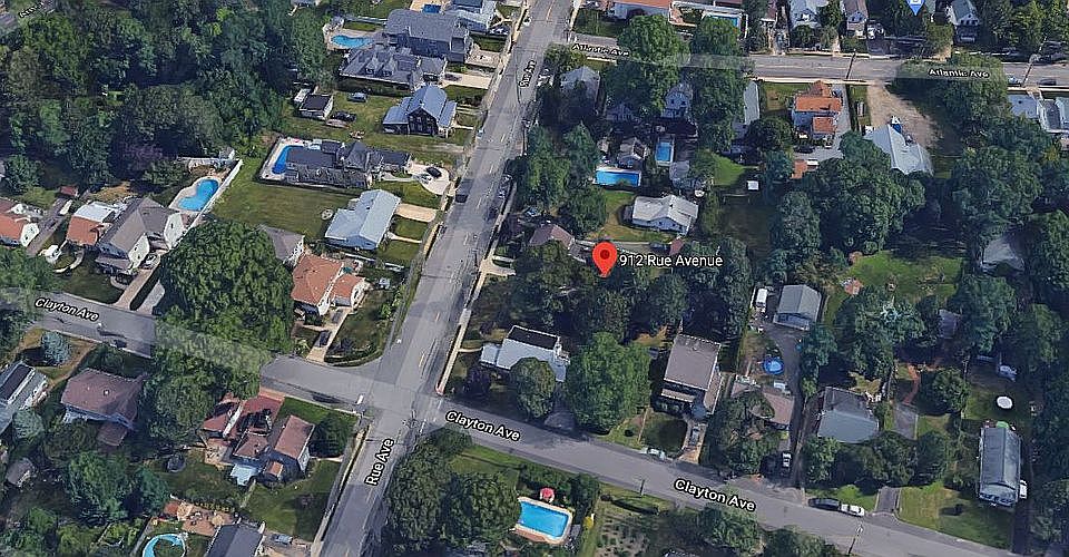 2nd image of 912 Rue Ave