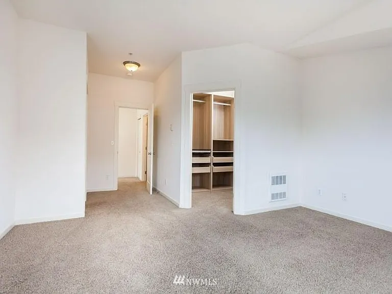 1867 NE Kenyon Ct — Photo 3