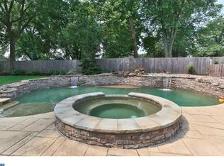 490 Penrose Ln, Warminster, PA 18974