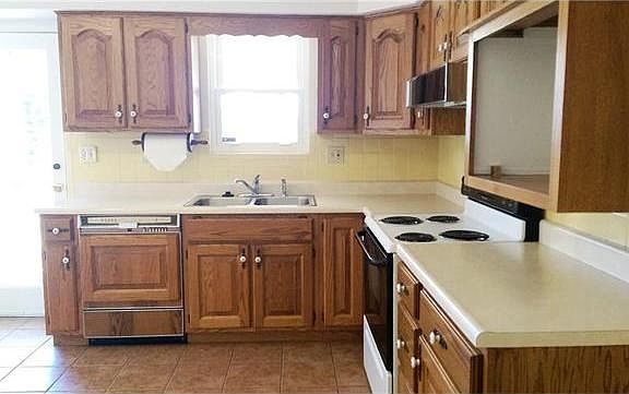 5th image of 55 Decorah Dr