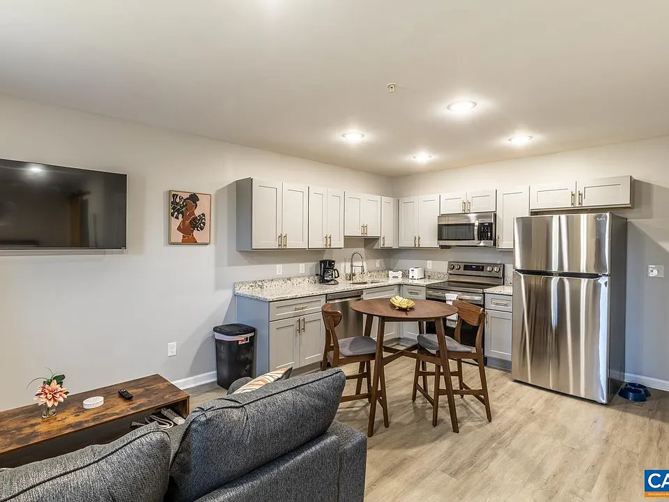 1329 Riverdale Dr #4