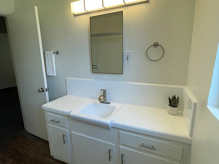 10715 La Reina Ave #A — Photo 7