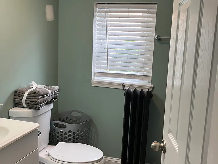 Fully appointed full bath