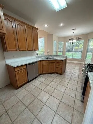 4 bed, 3.0 bath, 1880 sqft, $2,100 — Photo 2