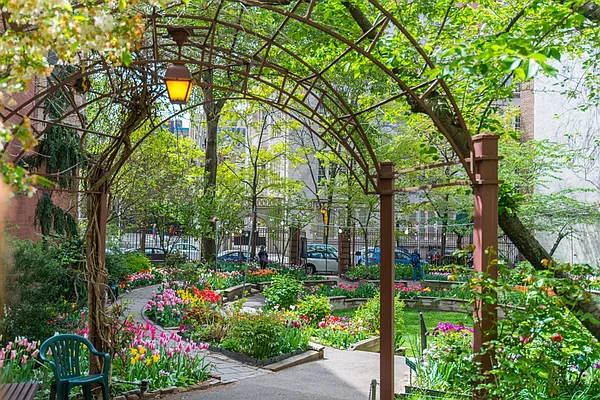Sold by SR8 REALTY LLC | media 25