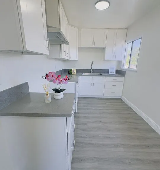 810 W 62nd St #4 — Photo 6