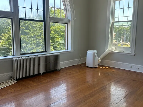 60 Hopedale St APT 4, Hopedale, MA 01747