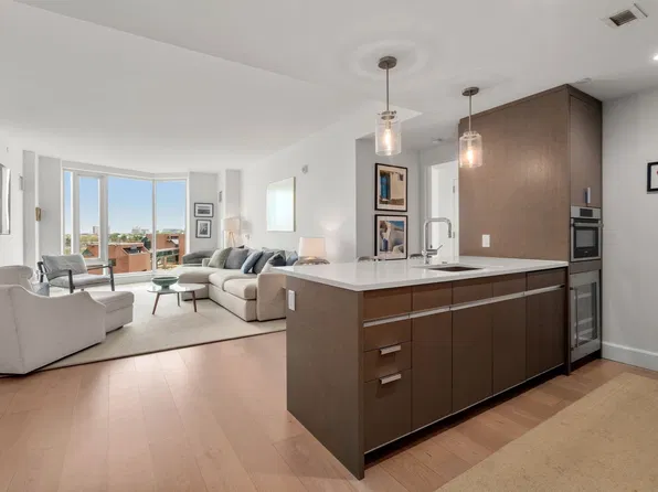 100 Lovejoy Wharf Unit 7J, Boston, MA 02114