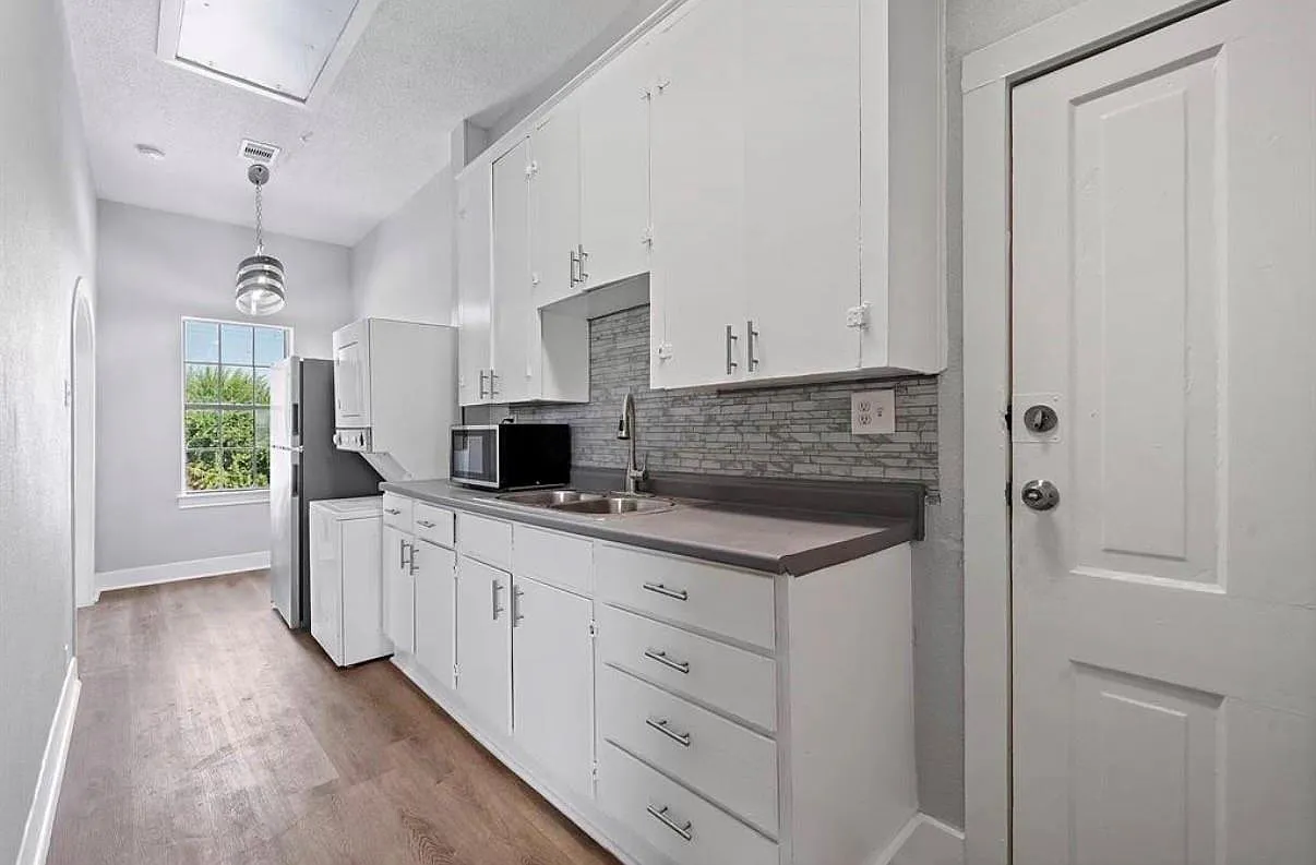 2 bed, 1.0 bath, 700 sqft, $1,300 — Photo 2