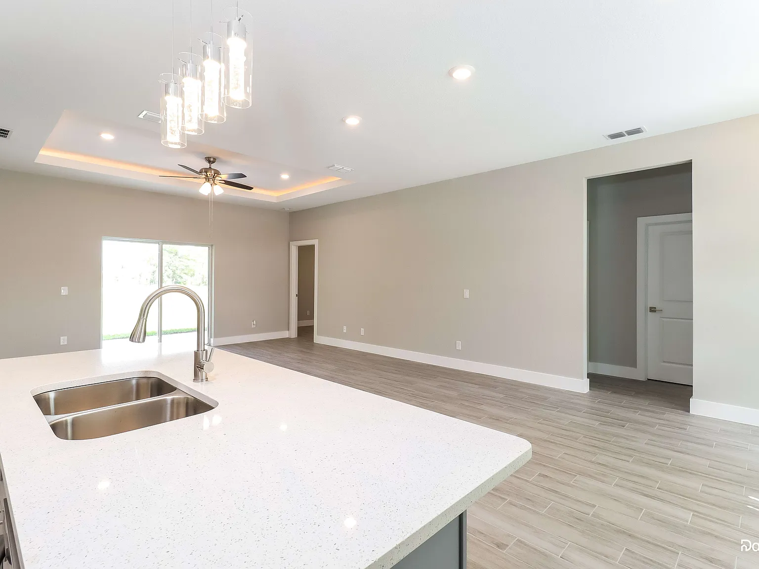 4 bed, 2.0 bath, 1670 sqft, $2,035 — Photo 2