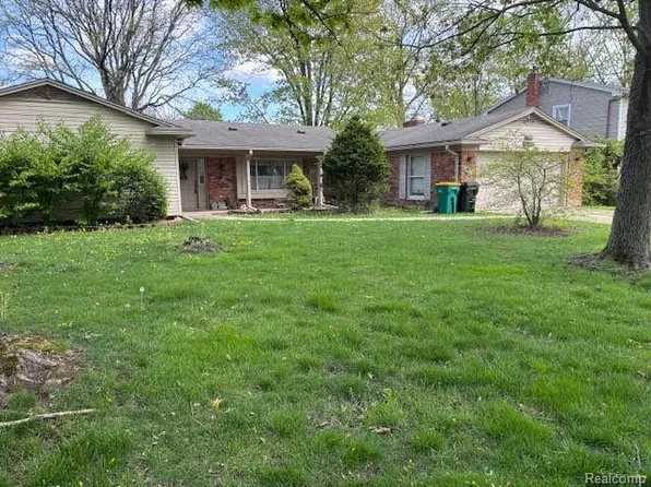 25370 Chapelweigh Dr, Farmington Hills, MI 48336