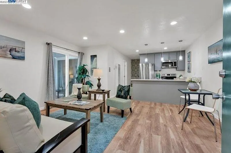 1 bed, 1.0 bath, 554 sqft, $1,800 — Photo 2