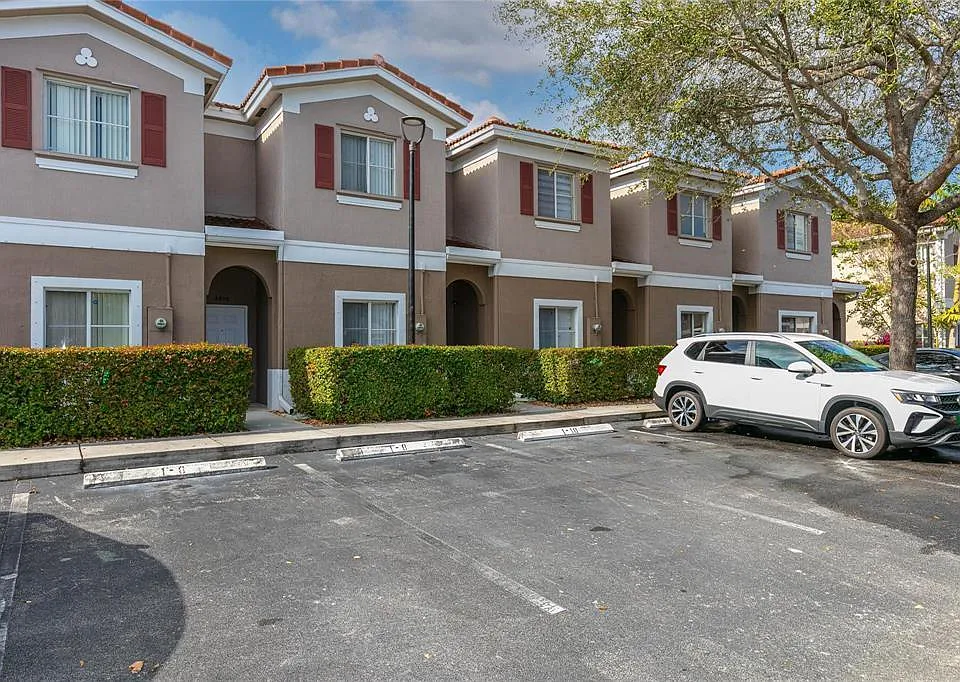 4408 Woodland Cir #1
