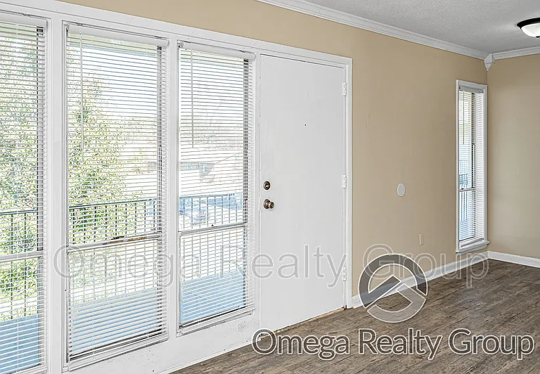 South Court Apartments — Photo 7