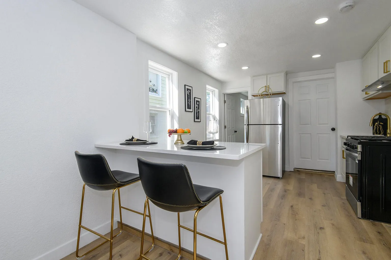 2 bed, 1000 sqft, $1,650 — Photo 4