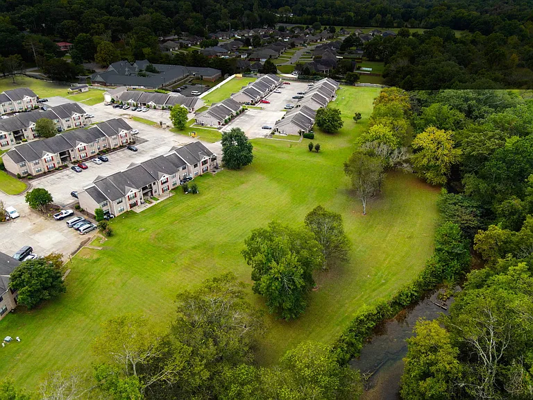 Creekside Apartments — Photo 9