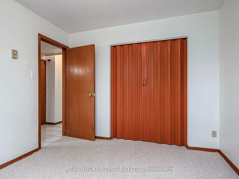 374 Southill Dr — Photo 6