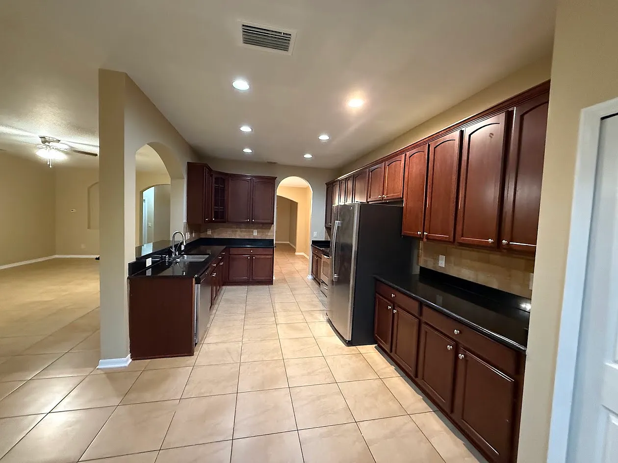 5 bed, 3622 sqft, $3,700 — Photo 4
