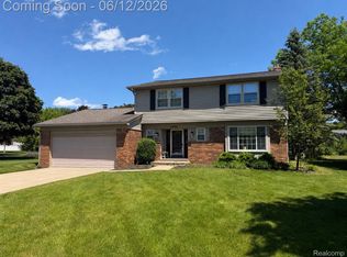 2466 Armstrong Ct, Lake Orion, MI 48360