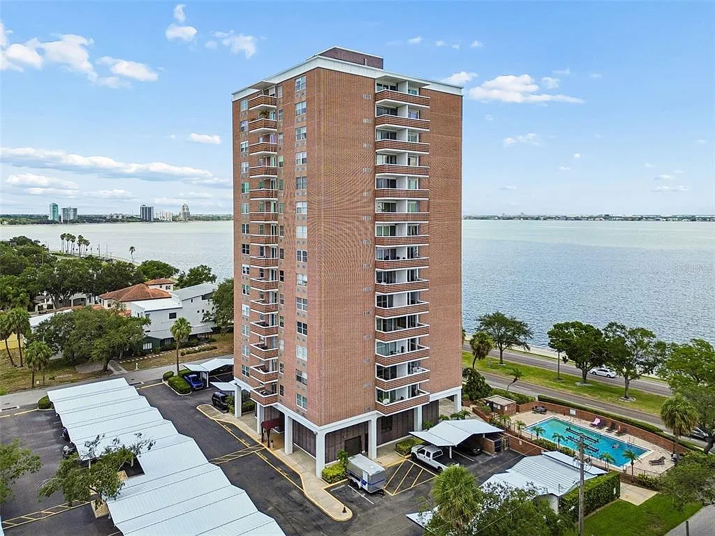 1 bed, 1.0 bath, 656 sqft, $1,900 — Photo 1