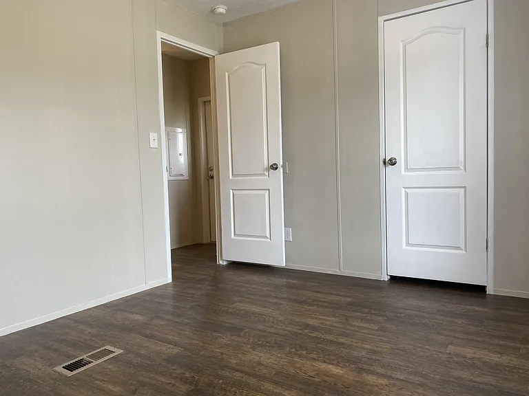 502 Blakley Dr — Photo 5