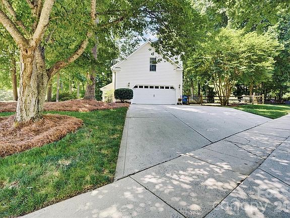 3rd image of 2908 Pinewood Hill Dr