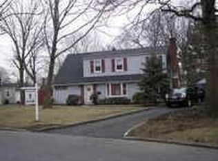345 Pin Oak Ln, Westbury, NY 11590